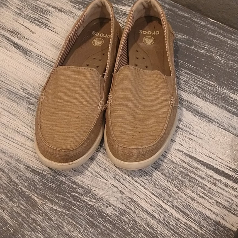 W 7 crocs loafer